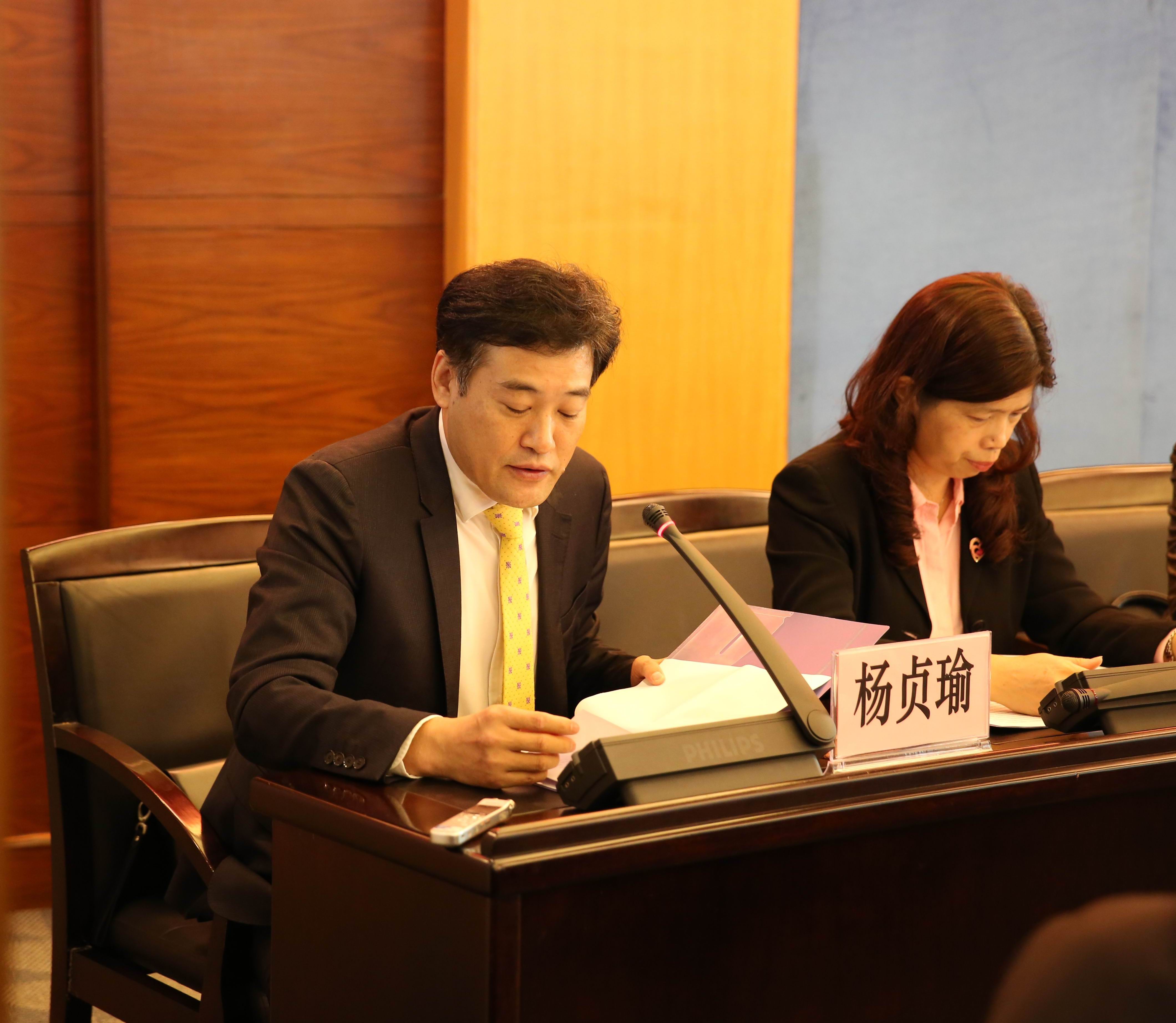 协会副会长杨贞瑜在揭牌仪式上发表讲话